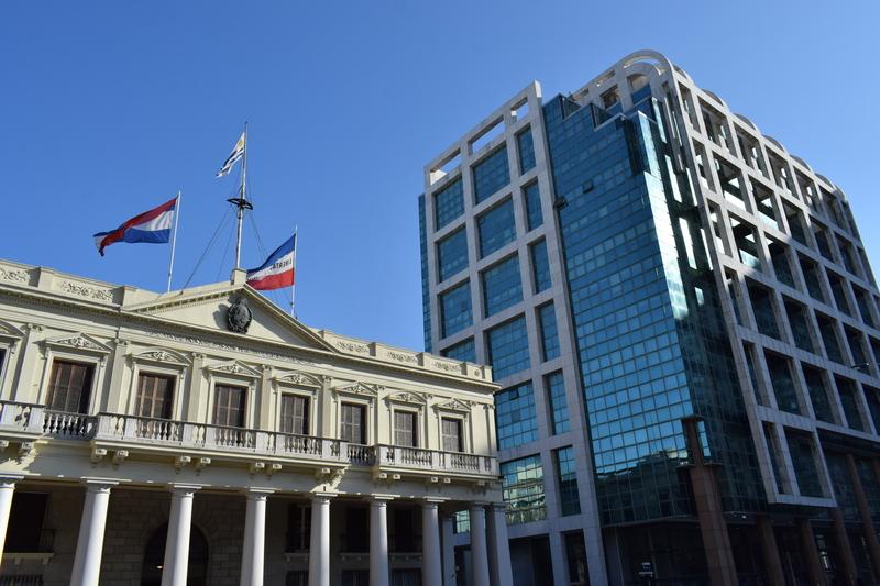 Edificio Artigas y Torre Ejecutiva Foto. Edificio Artigas ex Palacio Estevez con las tres banderas nacionales. Detrás la Torre Ejecutiva