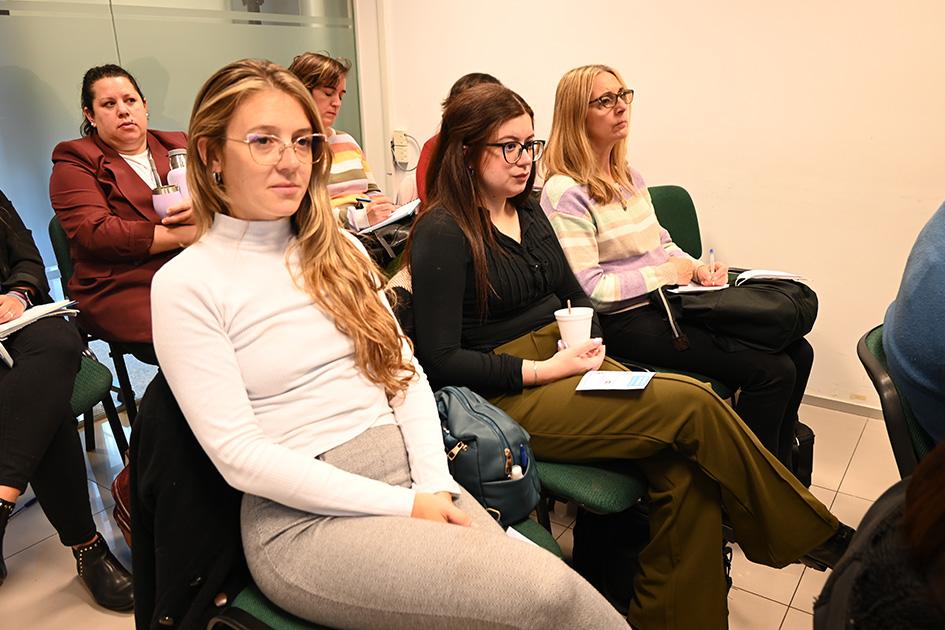 Nueva comunidad de práctica: un rol clave en la formación para la Administración Pública Personas sentadas escuchando a un exponente
