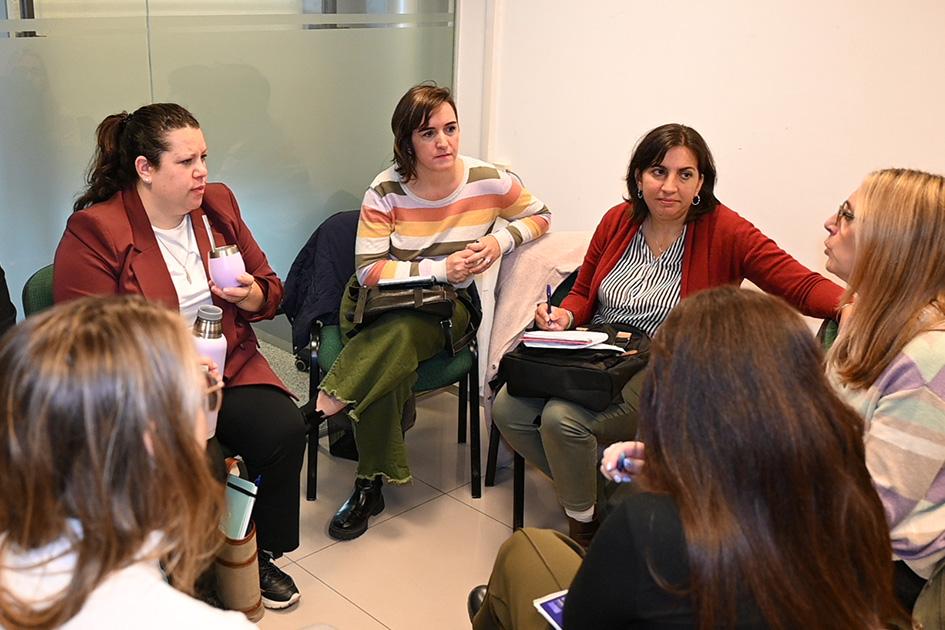 Nueva comunidad de práctica: un rol clave en la formación para la Administración Pública Varias personas trabajando en círculo