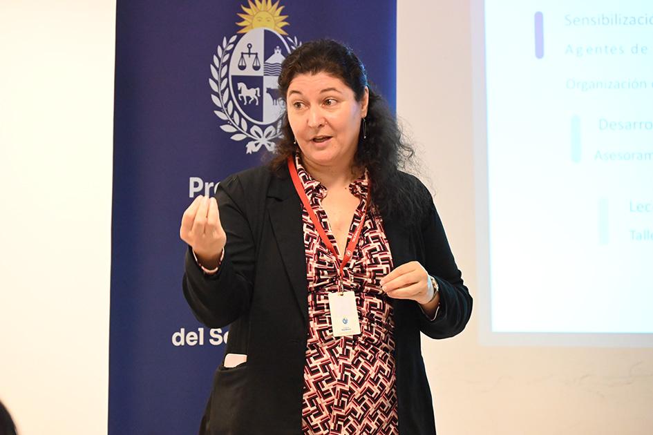 Nueva comunidad de práctica: un rol clave en la formación para la Administración Pública Persona hablando