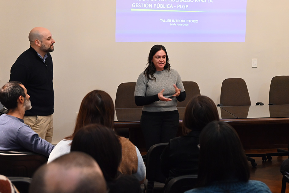 Programa de liderazgo dirigido a líderes de la Administración Central del interior del país Personas en un salón