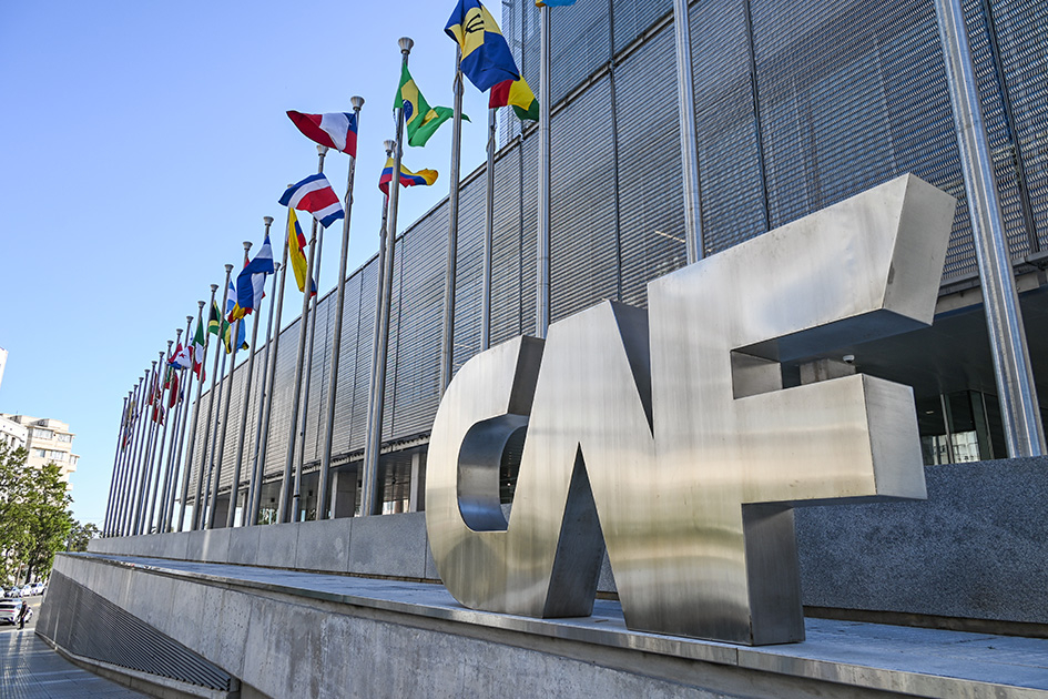 Fachada de un edificio con banderas