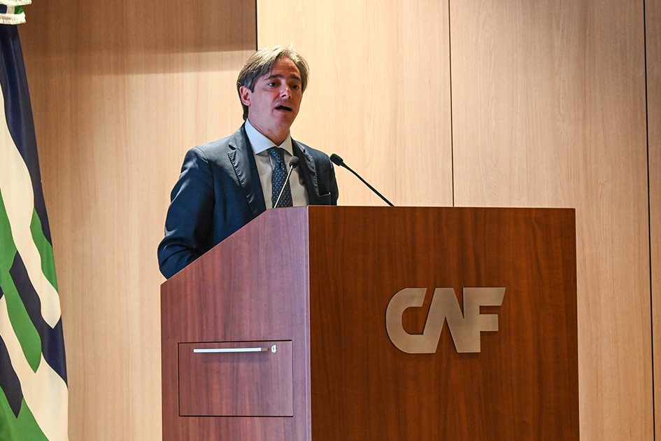 Persona hablando en un atril