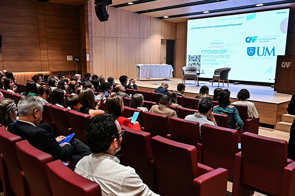 Personas sentadas en un auditorio