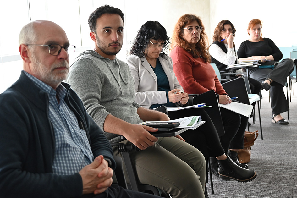 Fotografía de un grupo personas sentados en una sala.