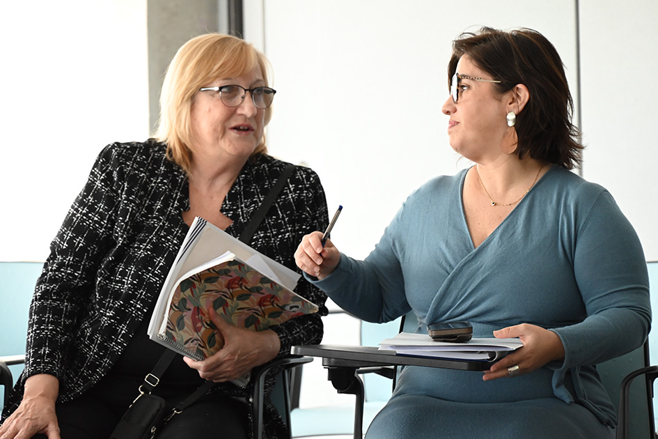 Fotografía de dos mujeres conversando.