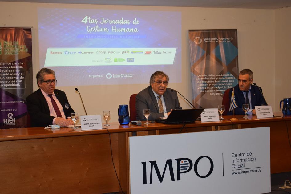 De izquierda a derecha: Director de la ENAP, Subdirector de la ONSC y Gerente General del IMPO De izquierda a derecha: Director de la ENAP, Subdirector de la ONSC y Gerente General del IMPO