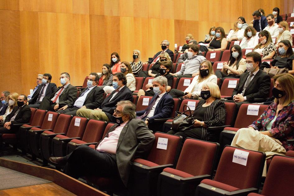 Ariel Sánchez junto a asistentes al evento 