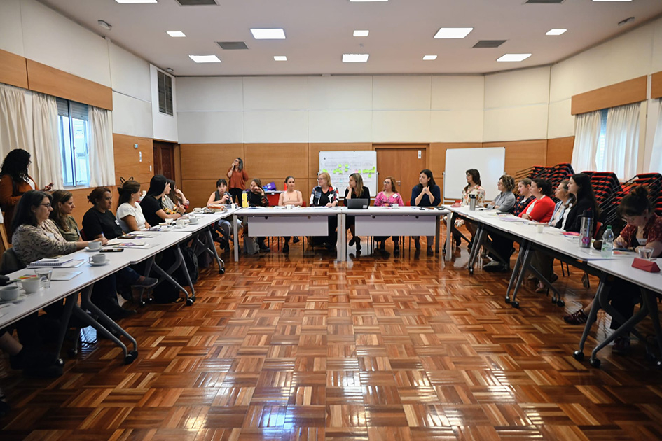 ONSC participa en jornada sobre corresponsabilidad de género en los cuidados Personas en una reunión