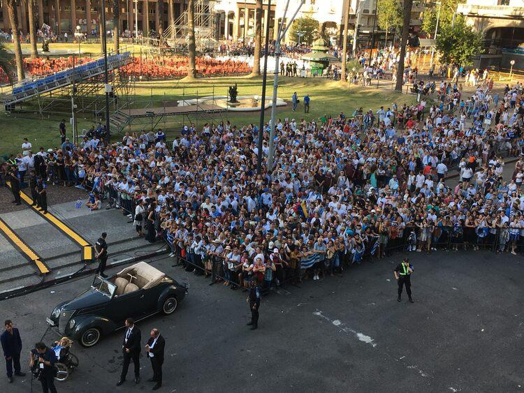 Transmisión de mando presidencial Público espera en Plaza Independencia el saludo del presidente desde el balcón del Edificio Artigas