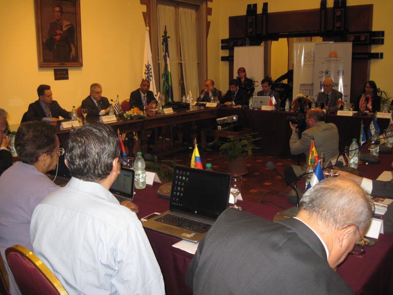 Autoridades Clad en Edificio Artigas