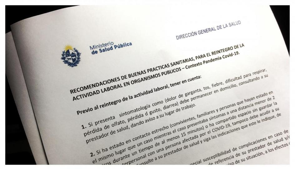 Recomendaciones sanitarias para organismos públicos MSP Foto a hoja impresa. instructivo. Recomendaciones Recomendaciones sanitarias para organismos públicos MSP