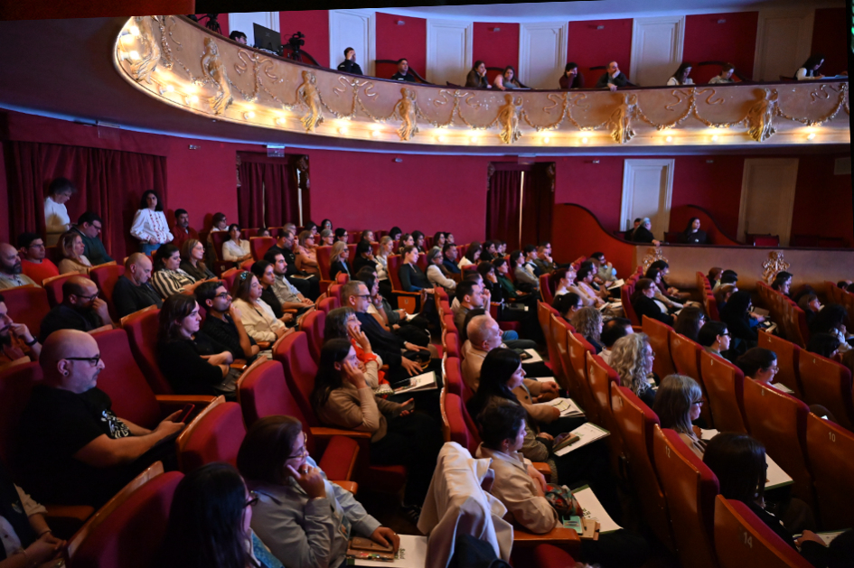 Foto de un personas en un auditorio
