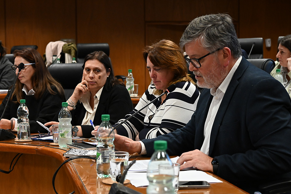 Integrantes de ONSC ante la Comisión de Presupuesto integrada con Hacienda del Senado Fotografía de una reunión formal con cinco personas sentadas en una mesa de madera.