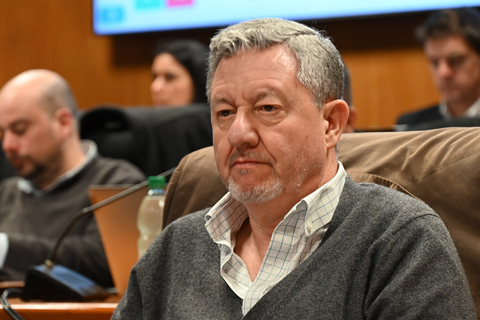 Pierre Bianchi, subdirector de ONSC Fotografía del subdirector de ONSC en primer plano, sentado en una sala de reuniones.