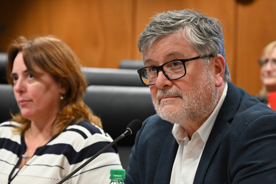 Sergio Pérez, director de ONSC junto a Ana Azpiroz, gerenta del Área de Diseño Organizacional Dos personas sentadas en una sala de reuniones, uno es el director de ONSC y aparece en primer plano