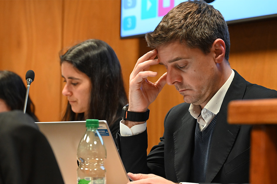 Integrantes de ONSC ante la Comisión de Presupuesto integrada con Hacienda del Senado Dos personas en una reunión formal sentadas en una mesa de trabajo con laptops.
