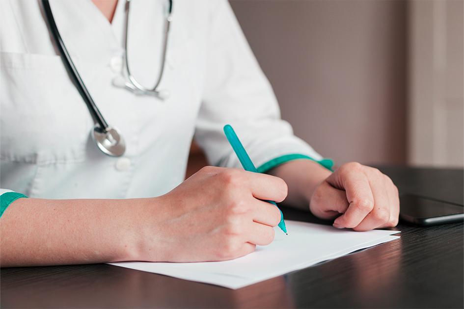 Licencia Médica Foto de un médico escribiendo.