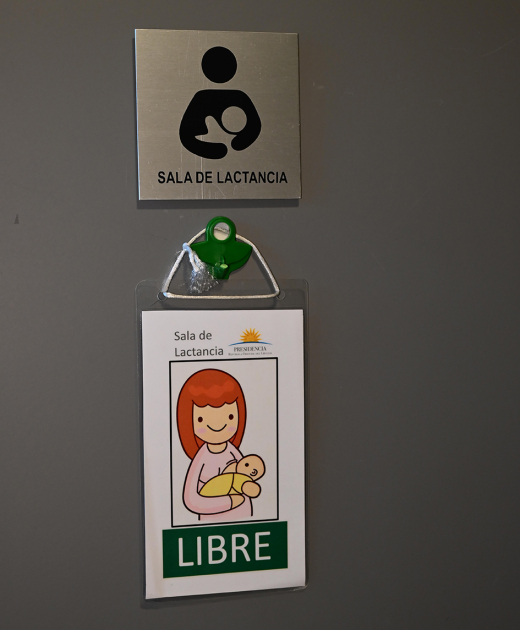 Cartel con imagen de madre amamantando.