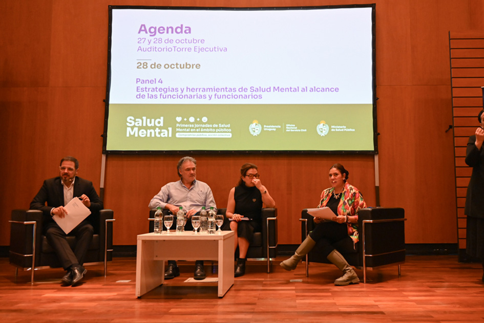 Panelistas en las Primeras Jornadas de Salud Mental Foto mesa de expositores