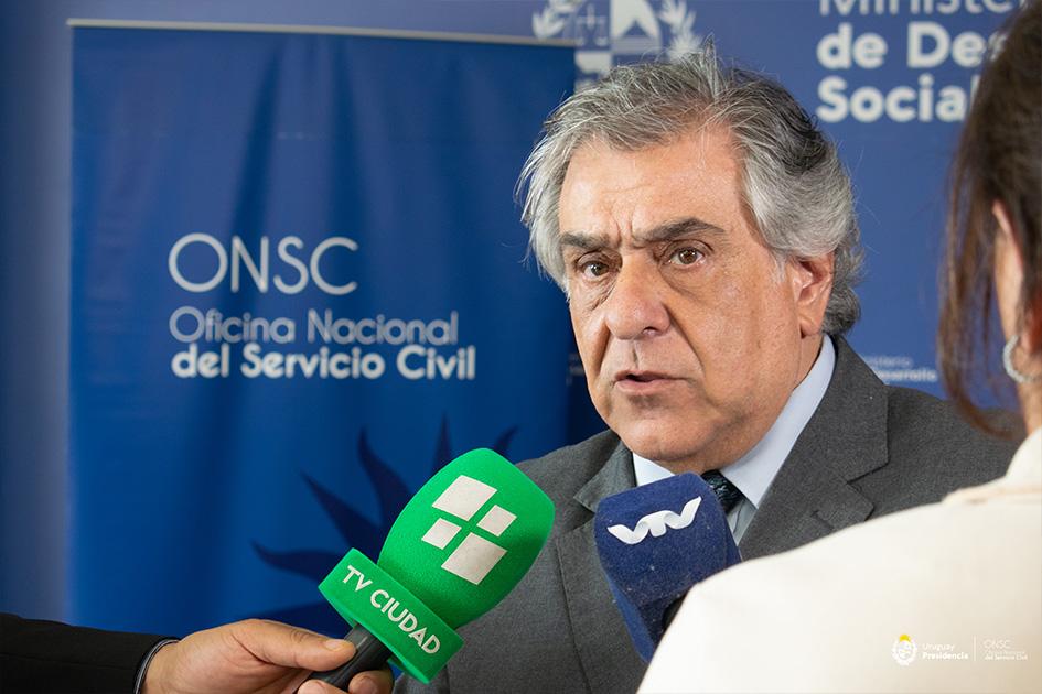 Ariel Sánchez entrevistado por la prensa presente Ariel Sánchez