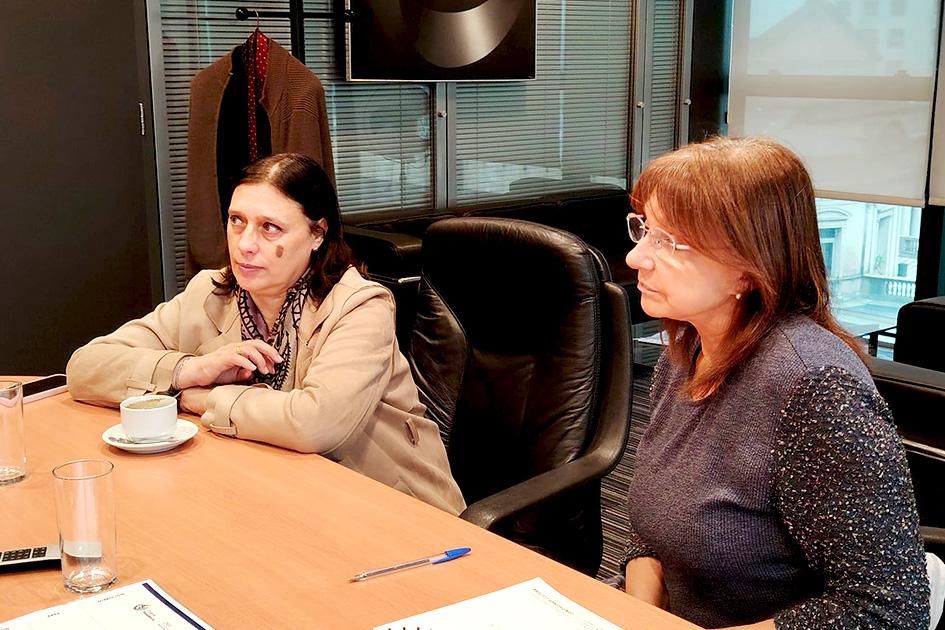 Foto de Rosina Rossi junto a Beatriz Durán, gerenta del Área Asesoría Jurídica