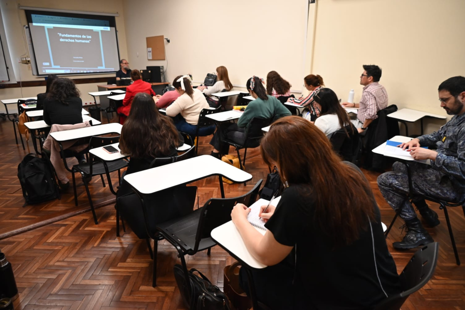 Curso “Enfoque de Derechos Humanos en las Políticas Públicas” Foto personas en una clase