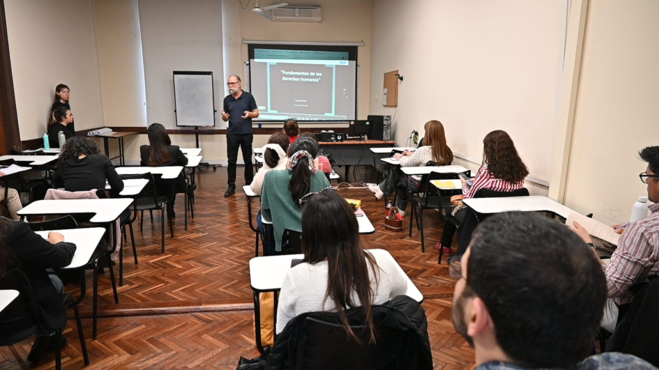 Curso “Enfoque de Derechos Humanos en las Políticas Públicas” Personas en una clase