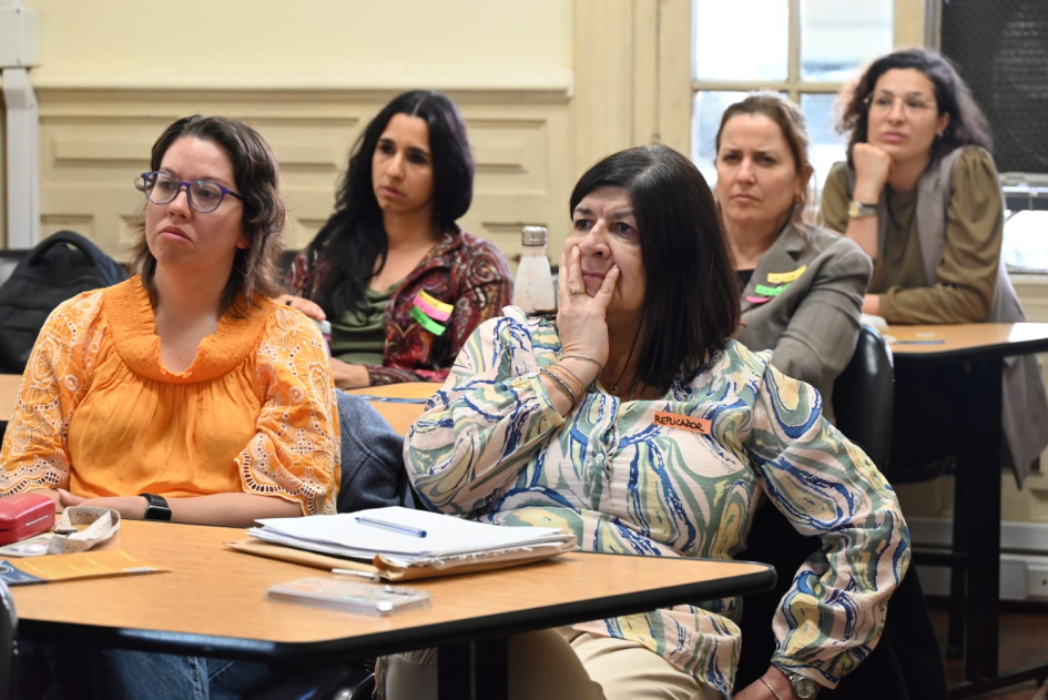 Liderazgo y compromiso en la nueva gestión del desempeño público Personas en una clase