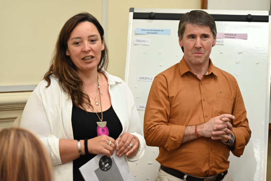 Paola Martínez junto a Alejandro Hadarits Personas exponiendo un tema
