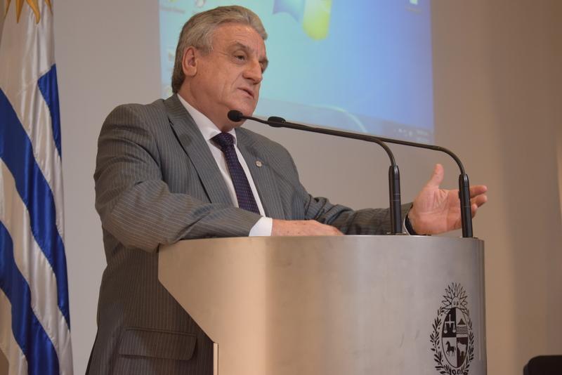 Dr. Alberto Scavarelli, Director de la Oficina Nacional del Servicio Civil, hablando en un estrado.