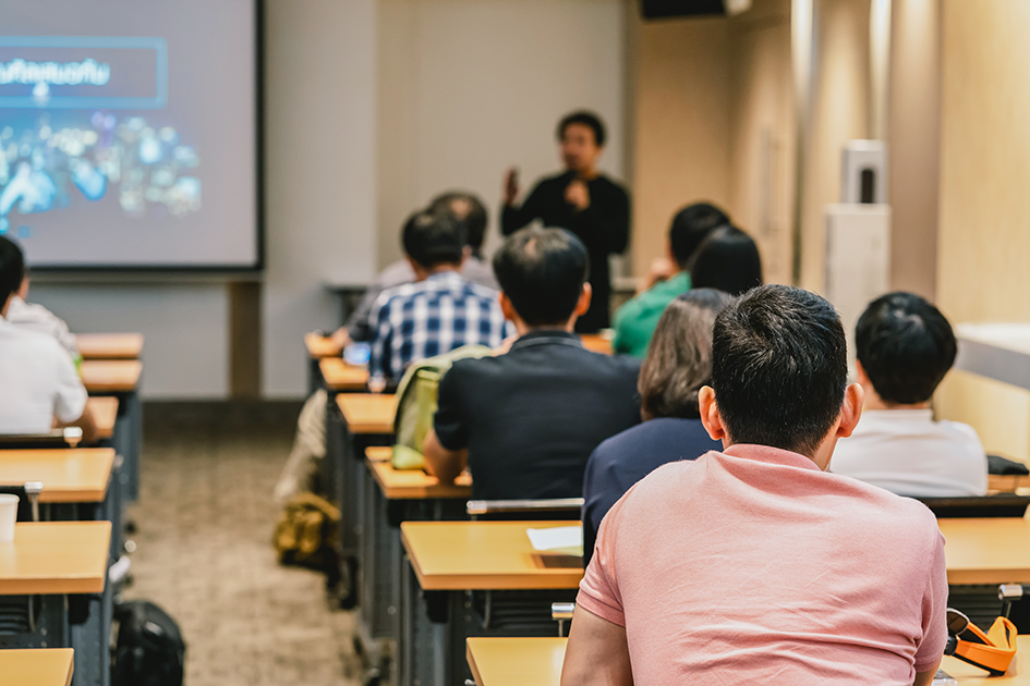 Curso Personas en un salón de clase.
