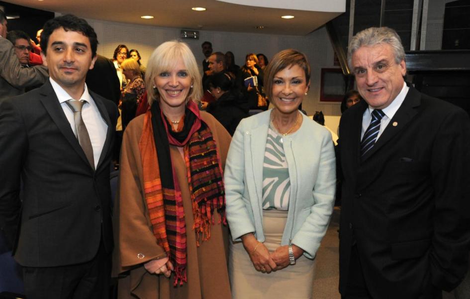 Autoridades en el salón de actos de Presidencia Autoridades en el salón de actos de Presidencia