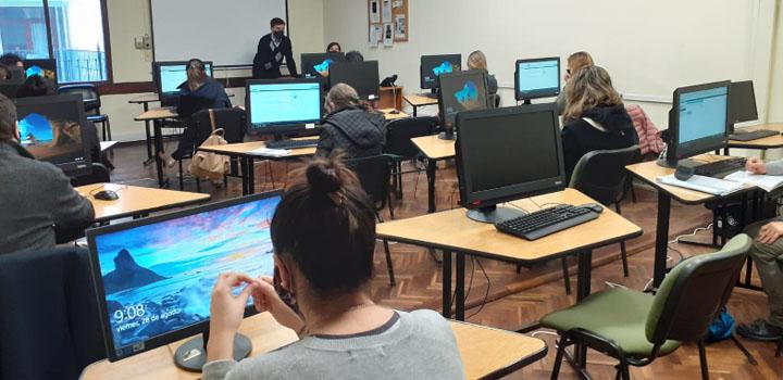 Funcionarios en una clase. Funcionarios en una clase.