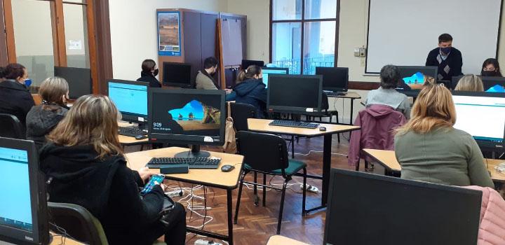Funcionarios en una clase. Funcionarios en una clase.