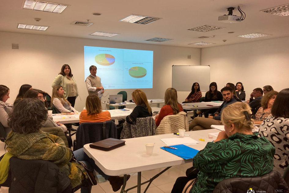 Experiencia piloto de Evaluación de Desempeño. Foto de evento con integrantes de Ministerios.