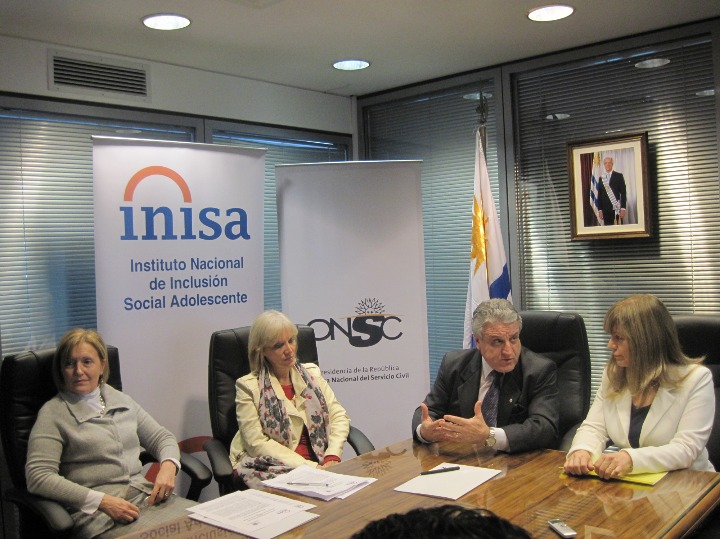 Mesa con autoridades de ONSC e INISA. Firma de convenio. Mesa con autoridades de ONSC e INISA. Firma de convenio.