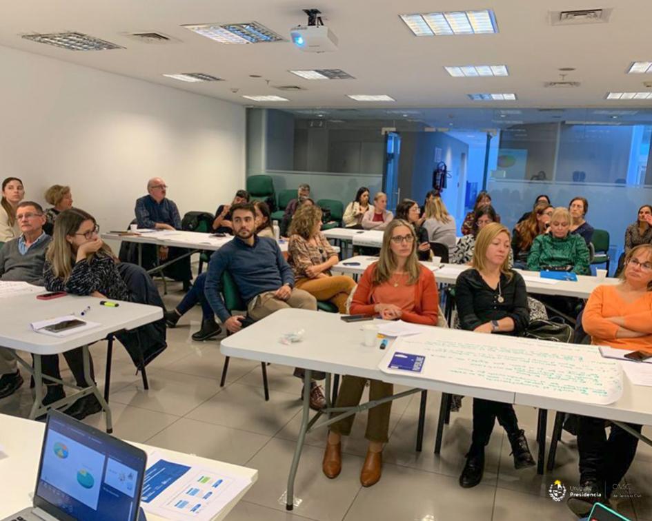 Experiencia piloto de Evaluación de Desempeño. Foto de evento con integrantes de Ministerios.
