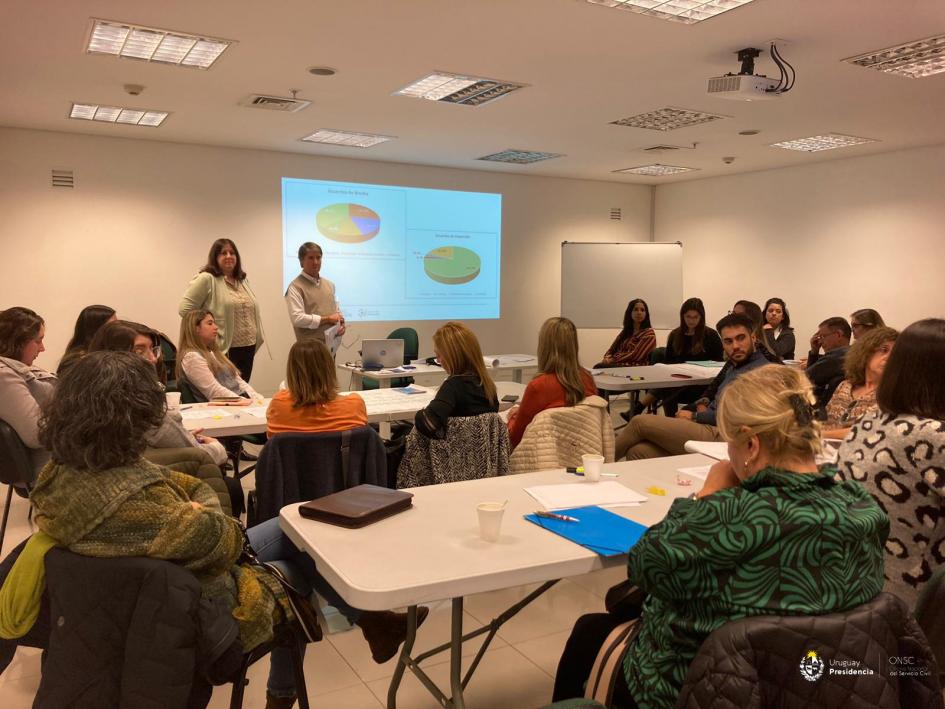 Experiencia piloto de Evaluación de Desempeño Foto de evento con integrantes de Ministerios.