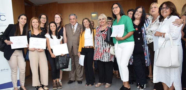 Estudiantes exhibiendo el título