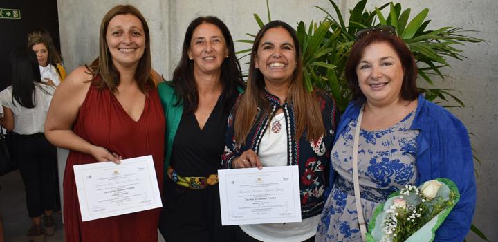 Estudiantes exhibiendo el título