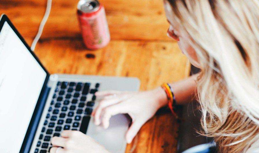 Funcionaria con Laptop teletrabajo