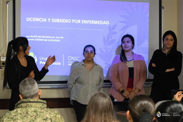 Personas exponiendo