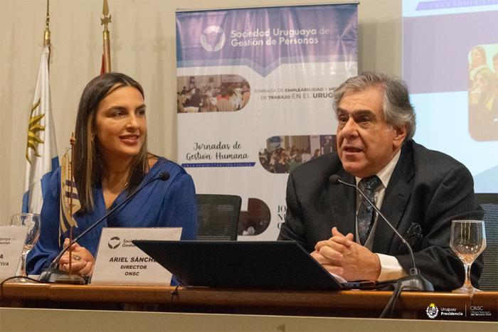 Leticia Viva junto a Ariel Sánchez Autoridades sentadas a la mesa