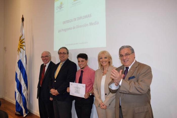Entrega de títulos Autoridades de la ONSC y de la ENAP entregan certificado a un alumno