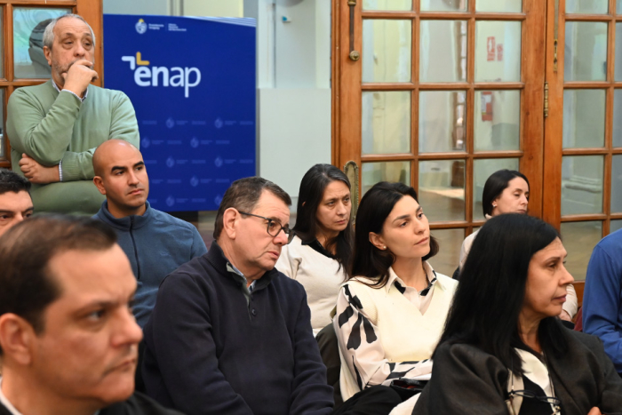 Programa de liderazgo dirigido a líderes de la Administración Central del interior del país Personas en un salón