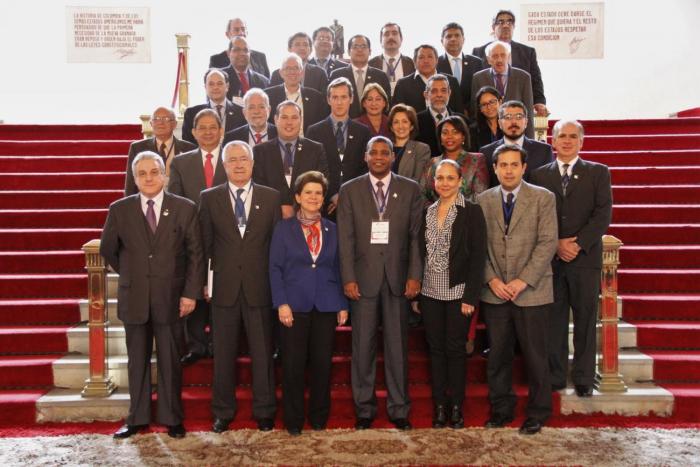 Foto de familia. Autoridades representantes de los países que integran el CLAD