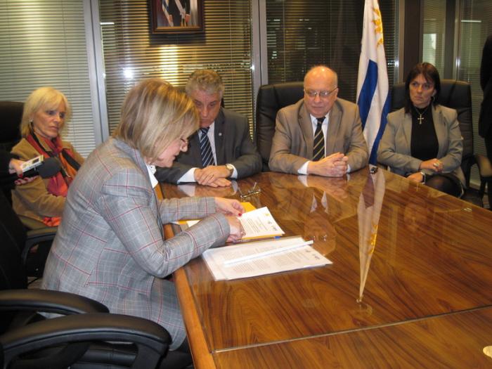 ALlerto Scavarelli y José Clastornik firman convenio. 