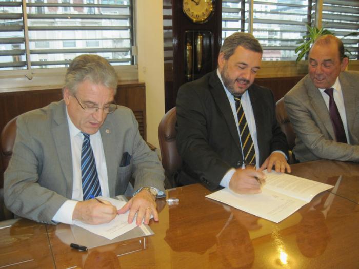 Firma de Convenio . Autoridades de la Oficina Nacional del Servicio Civil y del Banco Central del Uruguay