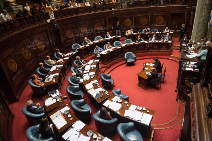 Sesión ordinaria de la Cámara de Senadores del Uruguay Fotografía desde planta alta hacia piso. Sesión ordinaria de la Cámara de Senadores del Uruguay